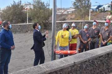Izado de la bandera azul en Hoya del Pozo (foto TA/Francisco Javier Santana)